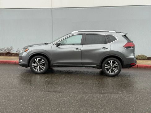 Used 2018 Nissan Rogue SL image 2