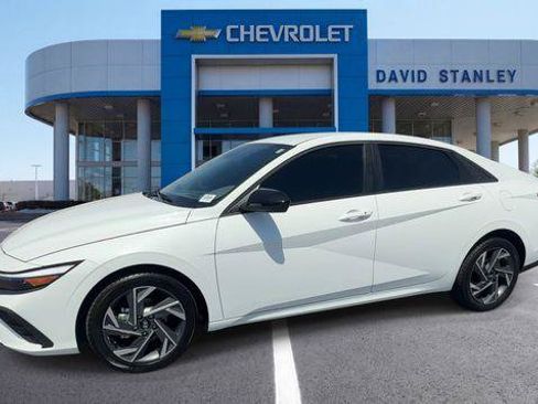 Used 2025 Hyundai Elantra Sport FWD image 4