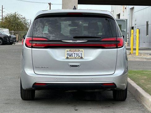 Certified 2024 Chrysler Pacifica Touring-L FWD image 8
