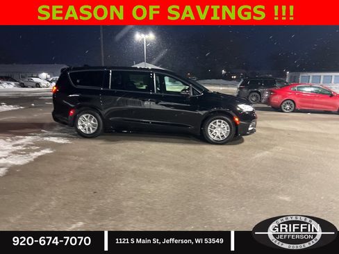 New 2026 Chrysler Pacifica Select image 8