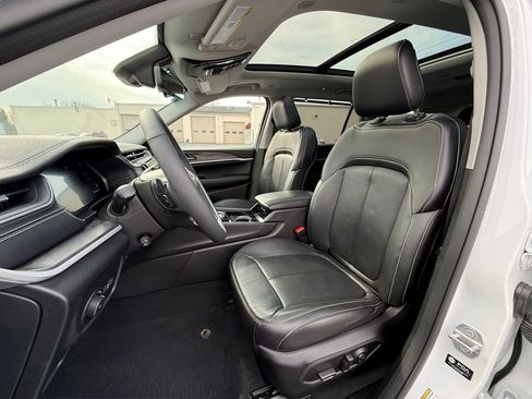 Used 2023 Jeep Grand Cherokee L Limited w/ Luxury Tech Group II image 17