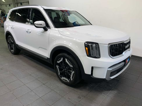 Used 2024 Kia Telluride EX w/ EX Captain's Chair Package image 2