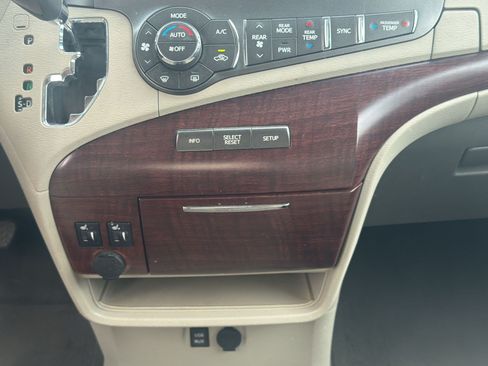Used 2011 Toyota Sienna XLE w/ XLE Navigation Pkg FWD image 21