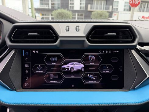 Used 2025 Lamborghini Urus SE image 39
