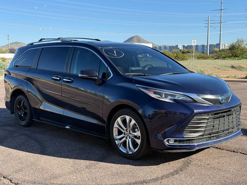 Used 2022 Toyota Sienna Platinum image 1