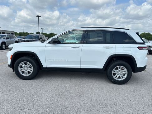 New 2025 Jeep Grand Cherokee Laredo w/ Luxury Tech Group I RWD image 2