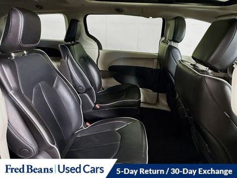 Used 2023 Chrysler Pacifica Limited image 32