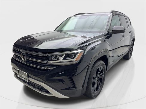 Used 2023 Volkswagen Atlas SE w/ Panoramic Sunroof Package image 2