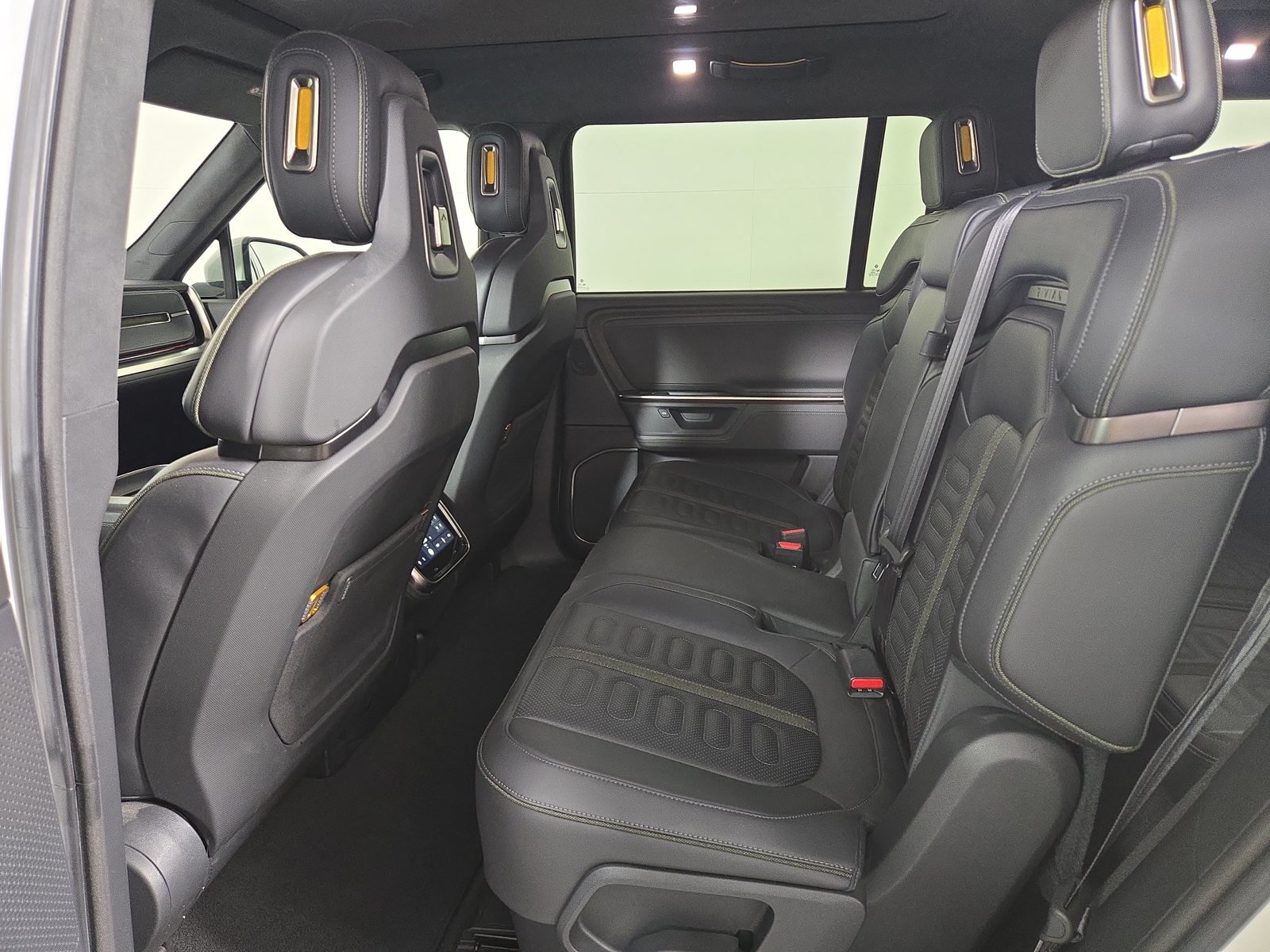 Used 2025 Rivian R1S Adventure Dual AWD/4WD image 21