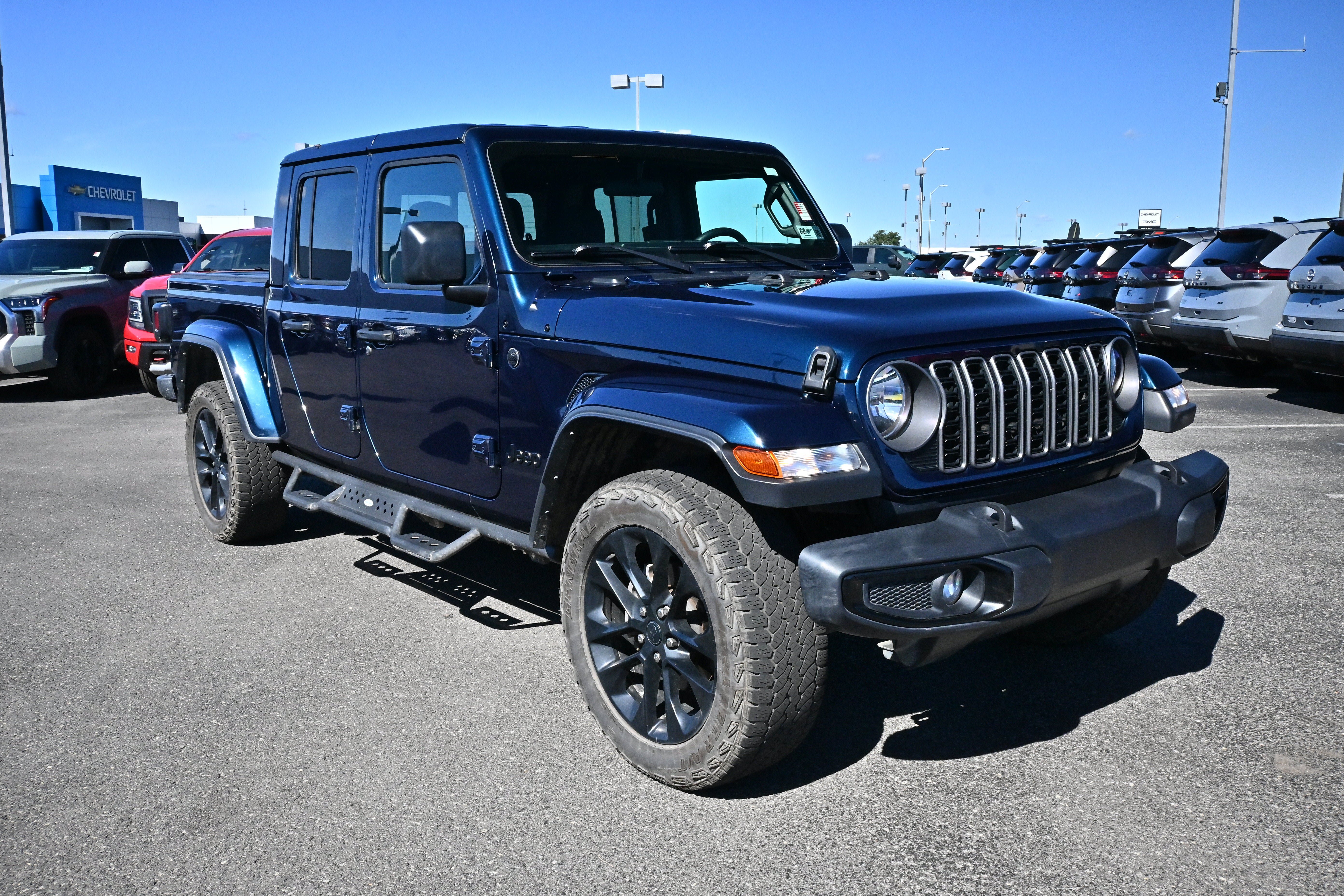Used 2025 Jeep Gladiator Sport AWD/4WD image 2