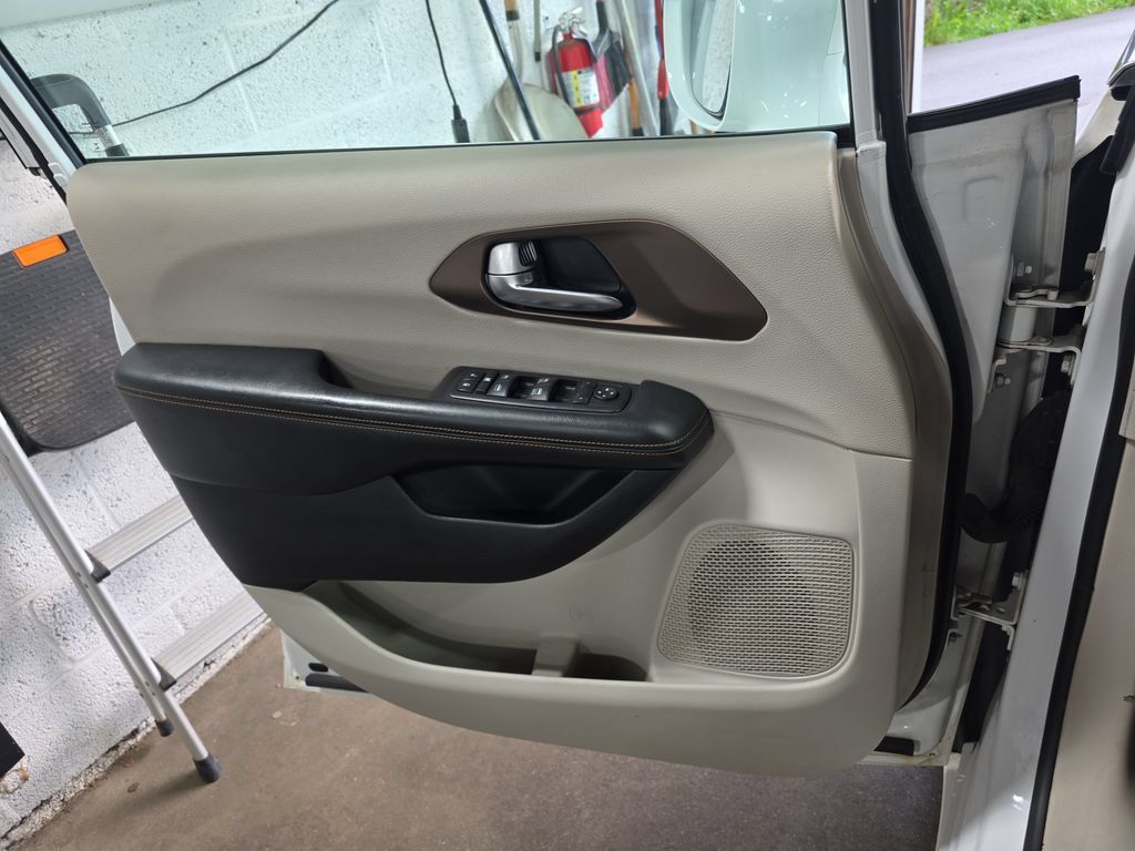 Used 2017 Chrysler Pacifica Touring-L w/ Tire & Wheel Group FWD image 28