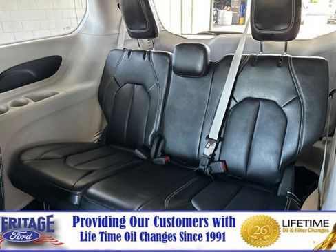 Used 2023 Chrysler Pacifica Touring-L image 15