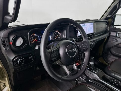 Used 2025 Jeep Gladiator Rubicon w/ Convenience Group AWD/4WD image 10