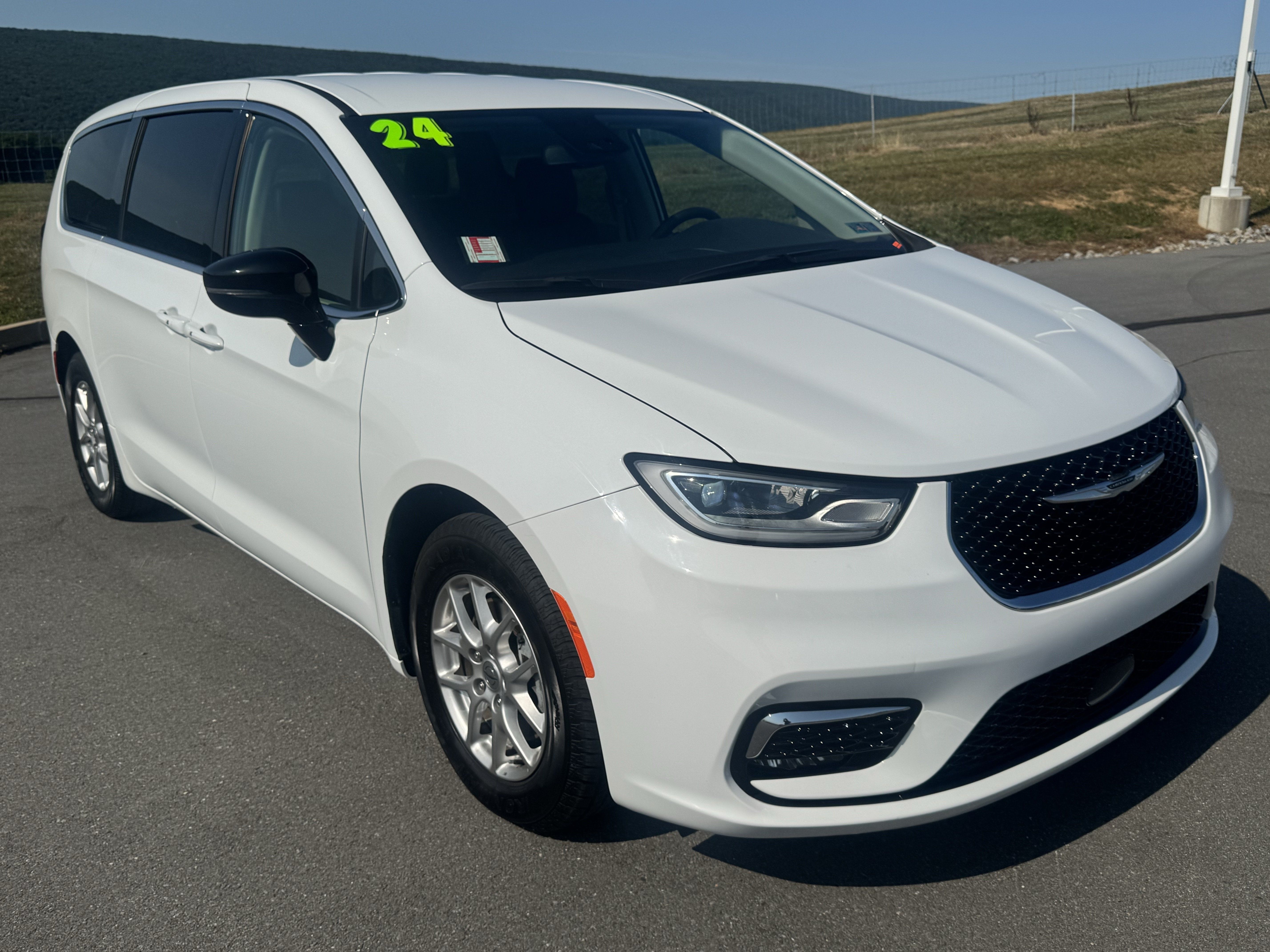 Used 2024 Chrysler Pacifica Touring-L FWD image 1