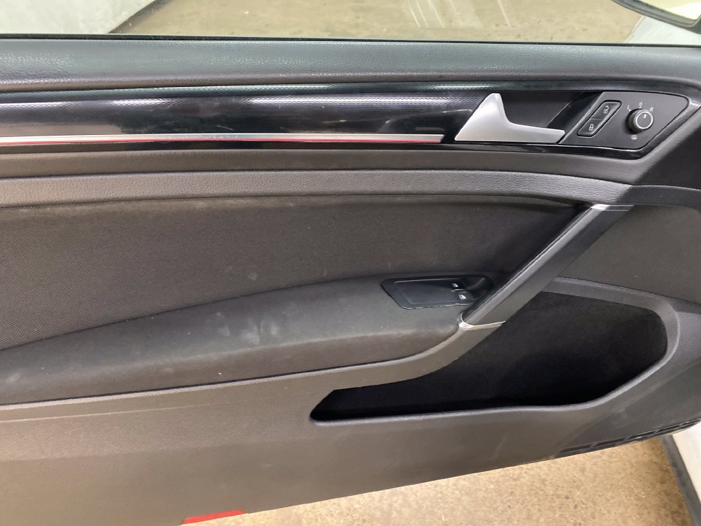 Used 2016 Volkswagen Golf 2-Door FWD image 8