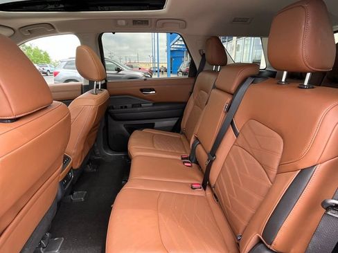Used 2024 Nissan Pathfinder Platinum w/ Cargo Package AWD/4WD image 14
