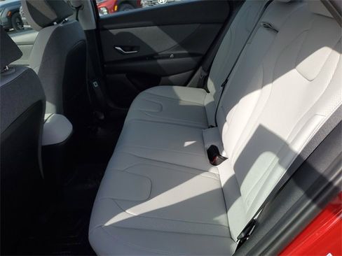 Used 2023 Hyundai Elantra Limited image 15