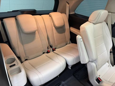 Used 2021 Mercedes-Benz GLS 450 4MATIC image 16