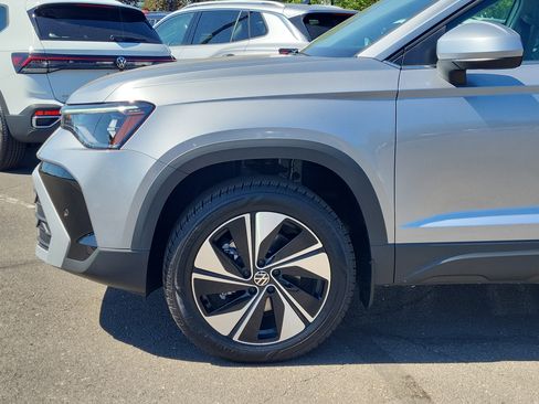 New 2025 Volkswagen Taos SE image 2