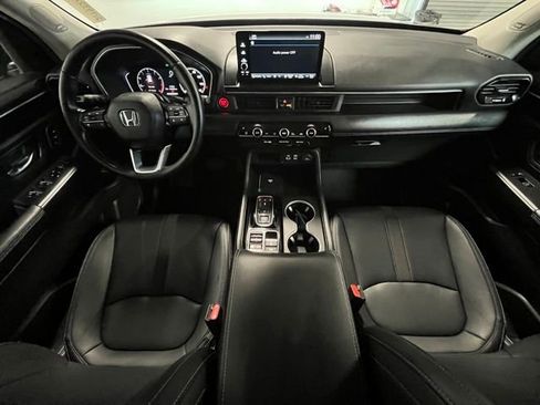 Used 2025 Honda Pilot Touring image 17