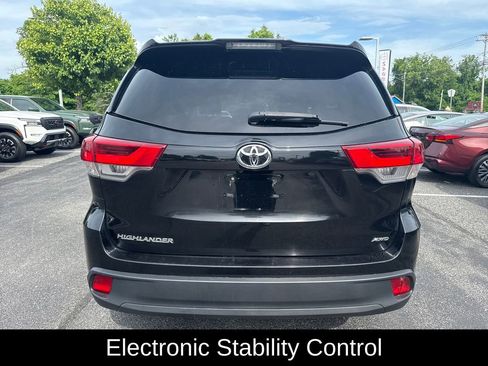 Used 2019 Toyota Highlander LE AWD/4WD image 10