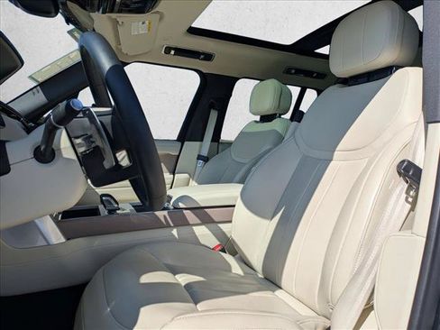 Certified 2025 Land Rover Range Rover SE AWD/4WD image 17