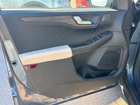 Used 2020 Ford Escape Titanium image 28