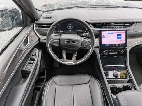 Certified 2025 Jeep Grand Cherokee Limited w/ Luxury Tech Group II RWD image 15