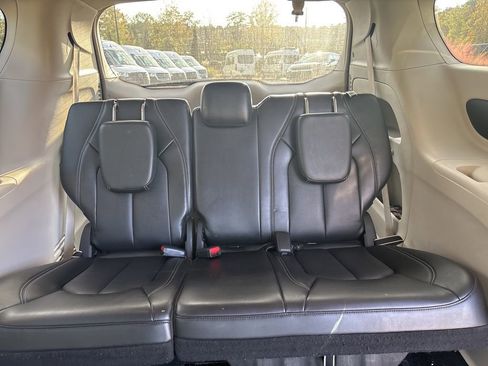 Used 2024 Chrysler Pacifica Touring-L FWD image 16