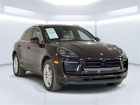 Certified 2025 Porsche Macan image 3