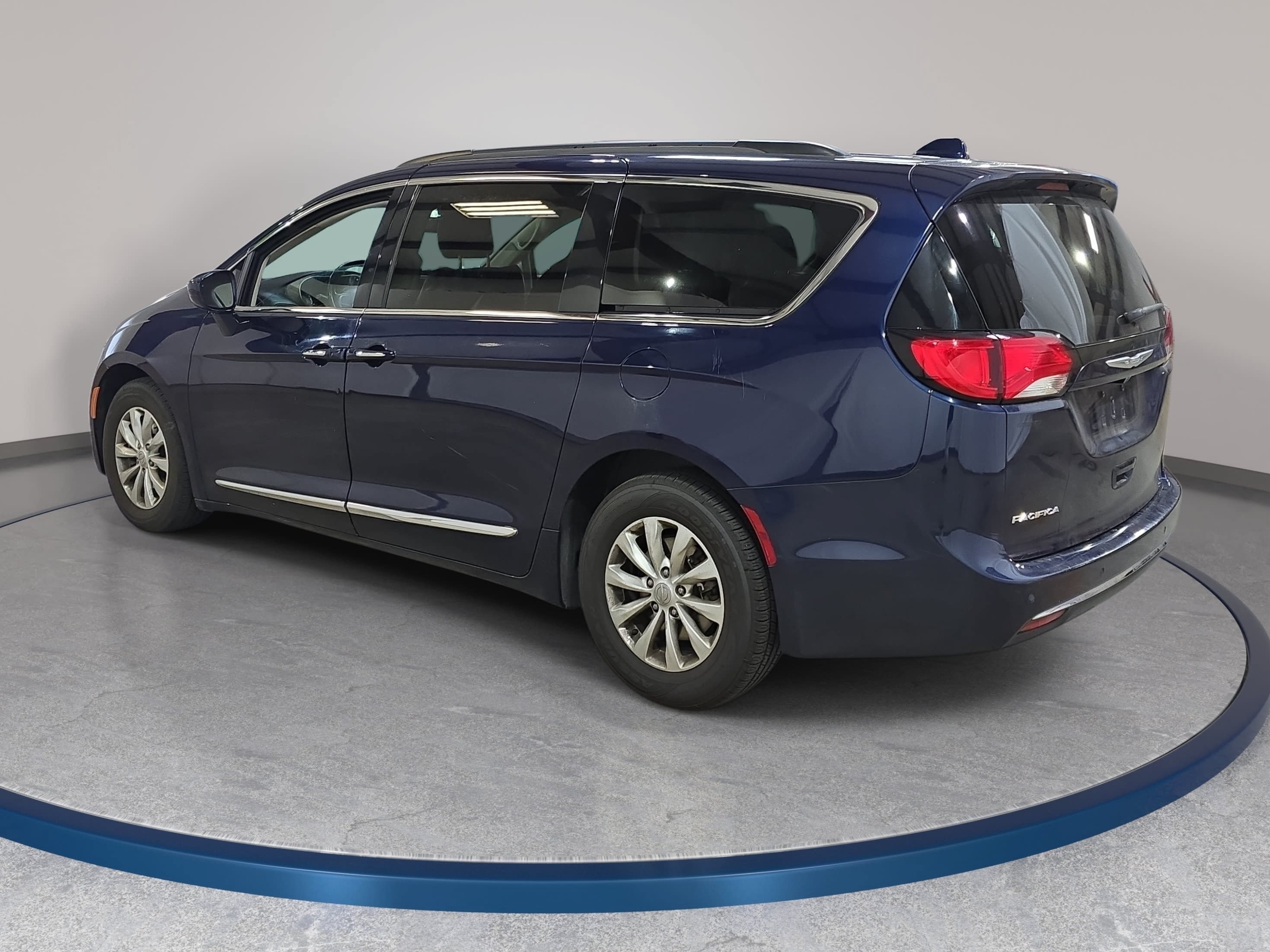 Used 2017 Chrysler Pacifica Touring-L FWD image 8
