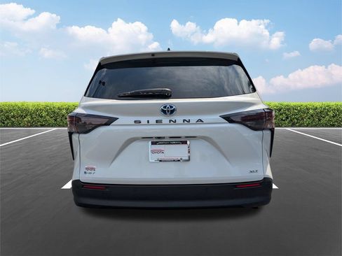 Used 2025 Toyota Sienna XLE w/ XLE Plus Package FWD image 6