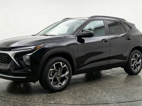 Used 2025 Chevrolet Trax LT w/ LT Convenience Package image 3