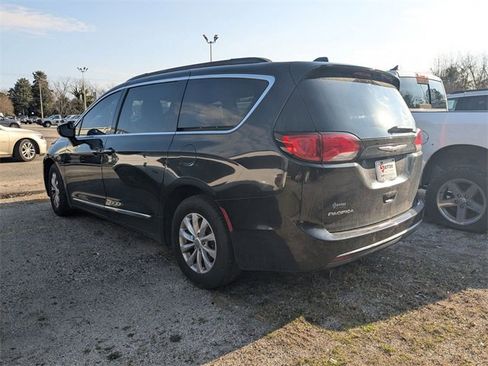 Used 2017 Chrysler Pacifica Touring-L image 4