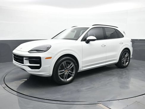 Certified 2025 Porsche Cayenne AWD/4WD image 1