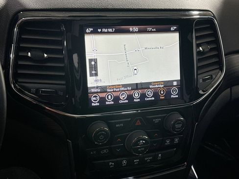 Used 2019 Jeep Grand Cherokee Laredo image 25