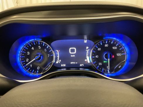 Used 2023 Chrysler Pacifica Touring-L image 16