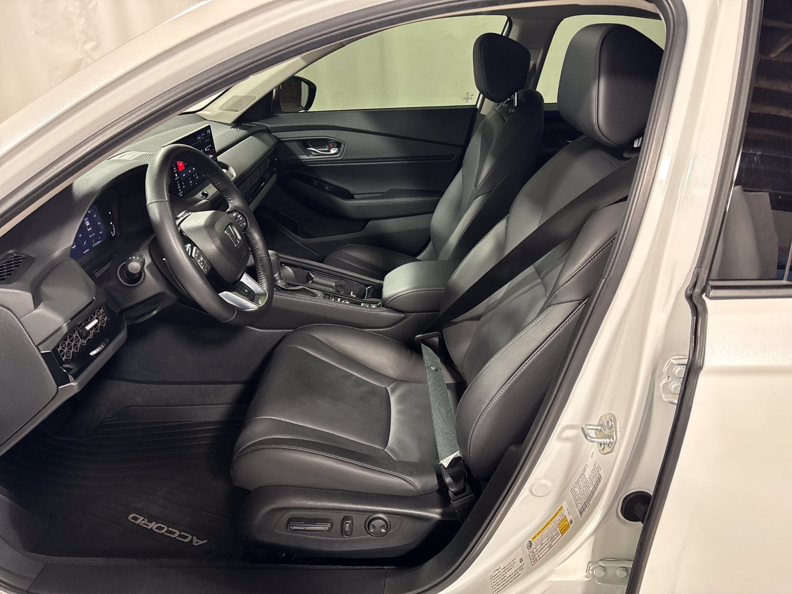 Used 2025 Honda Accord Touring image 3