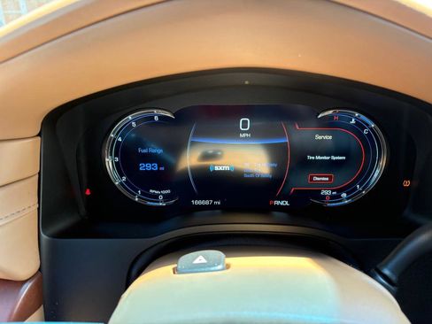 Used 2017 Cadillac Escalade Platinum image 4