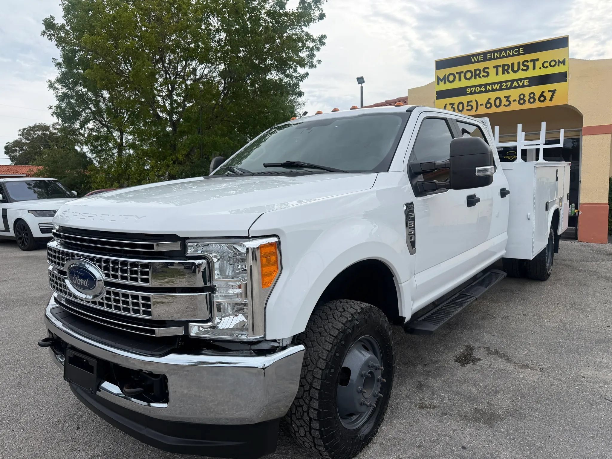 Used 2019 Ford F350 4x4 Crew Cab XL DRW w/ Power Equipment Group image 2