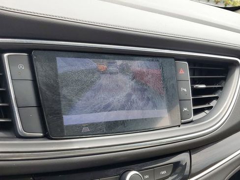 Used 2022 Buick Enclave Essence FWD image 20