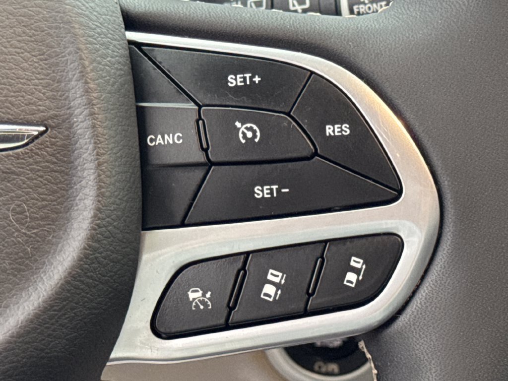 Used 2023 Chrysler Pacifica Touring-L FWD image 36
