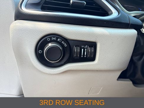 Used 2022 Chrysler Voyager LX FWD image 11