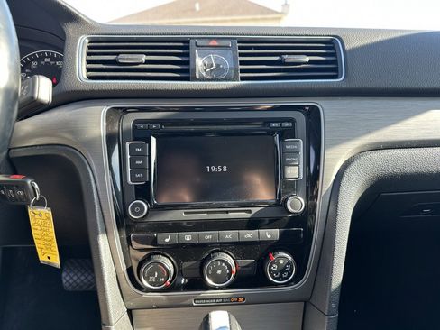 Used 2014 Volkswagen Passat 2.5 SE image 32