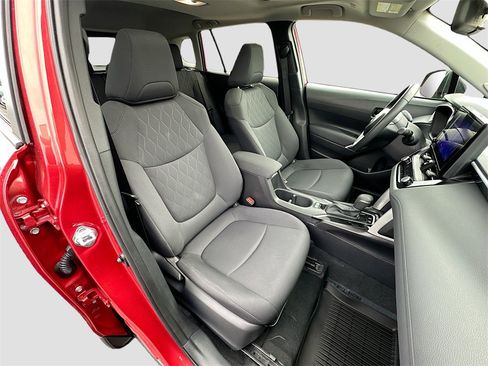 Used 2025 Toyota Corolla Cross LE w/ Moonroof Package image 28