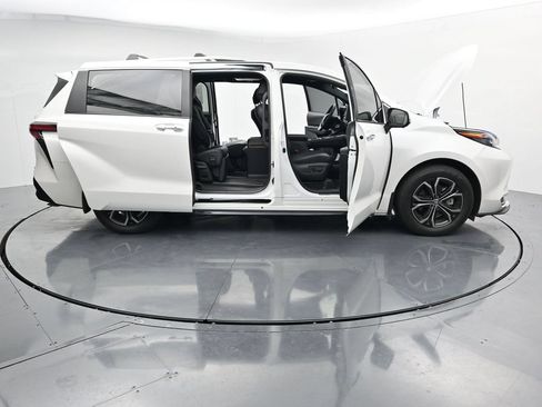 Used 2025 Toyota Sienna Platinum AWD/4WD image 27