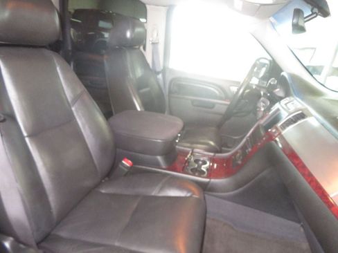 Used 2011 Cadillac Escalade ESV AWD image 35