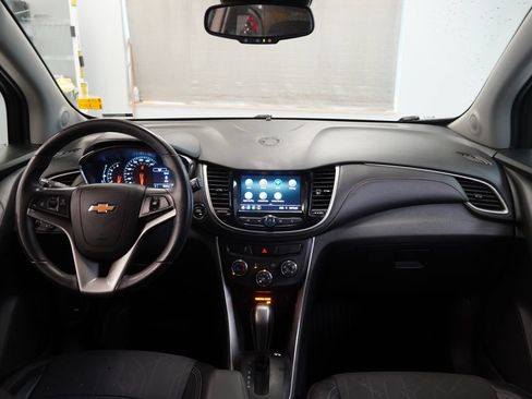 Used 2020 Chevrolet Trax LT w/ LT Convenience Package FWD image 18