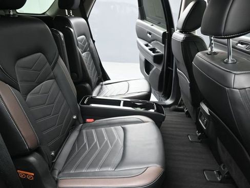 Used 2024 Nissan Pathfinder Platinum image 27