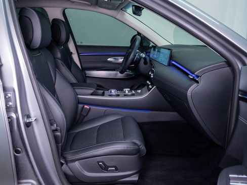 Used 2026 Genesis GV70 2.5T Select image 11